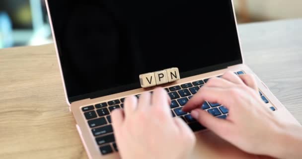 Vpn Skrót Osoby Piszącej Laptopie Bezpieczeństwo Anonimowość Internetu — Wideo stockowe