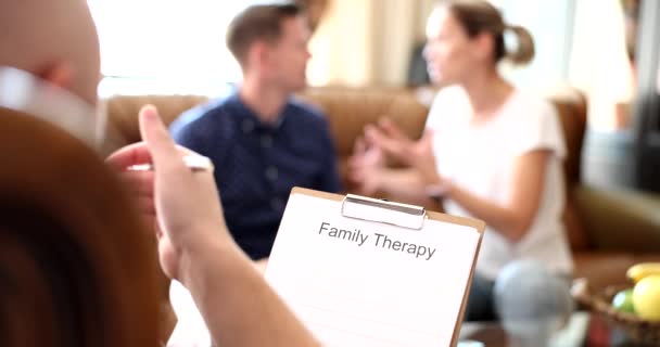 夫婦の男性と女性は心理療法のセッションでお互いに議論しています 心理学と家族療法の概念 — ストック動画