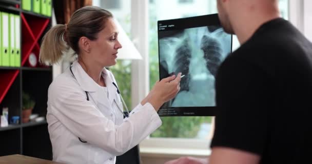Läkaren Pekar Skadat Område Röntgen Lungor Till Människan Patienten Medicin — Stockvideo