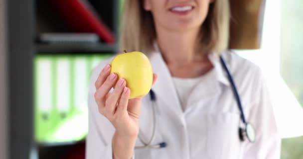 Lekarz Dietetyk Terapeuta Trzyma Żółte Jabłko Zdrowa Żywność Lub Koncepcja — Wideo stockowe