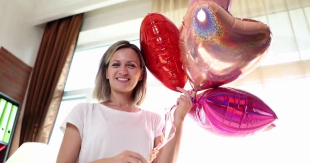 Szczęśliwa Młoda Kobieta Trzymająca Balony Sen Przyjemność Zaskoczenie Koncepcja — Wideo stockowe
