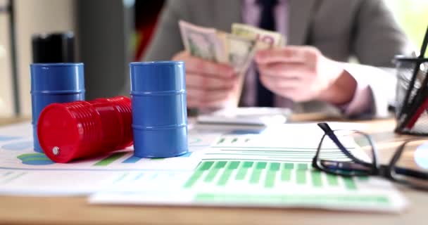 一连串的石油商人出售石油期货 从油价下跌中获利的投资者 — 图库视频影像