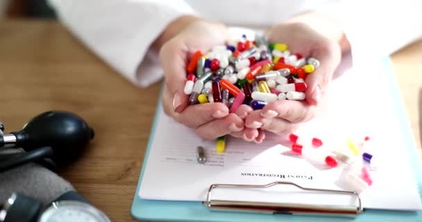 Arzt Hält Viele Bunte Pillen Großaufnahme Händen Wahl Von Behandlung — Stockvideo