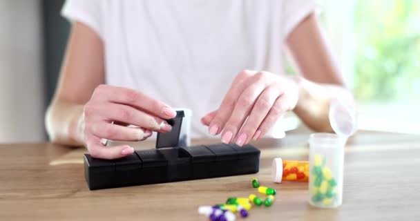 Mãos Femininas Classificam Pílulas Para Cada Dia Closeup Pílula Médica — Vídeo de Stock