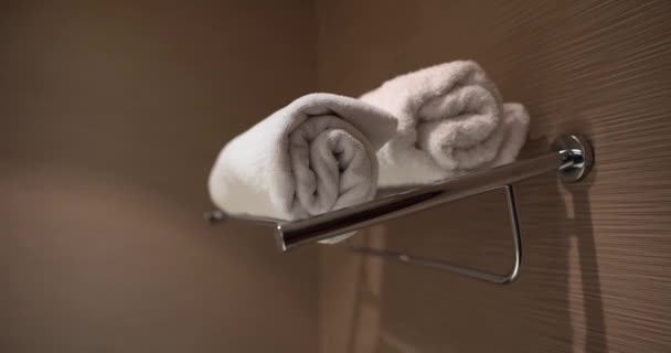 Δύο Καθαρές Λευκές Πετσέτες Διπλώνονται Τακτοποιημένα Στην Κρεμάστρα Καθημερινή Υγιεινή — Αρχείο Βίντεο