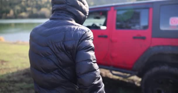 Extreme Bestuurder Rent Naar Vuile Jeep Opent Deur Noodsituatie Snel — Stockvideo