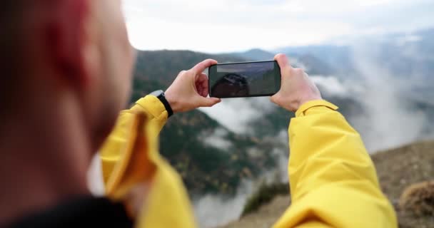 Fotograaf Toeristische Blogger Houdt Een Mobiele Telefoon Handen Neemt Foto — Stockvideo