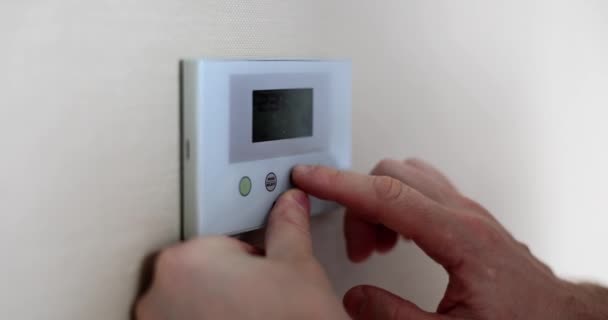 人の手の閉鎖は デジタルサーモスタット上の室温を調整します 部屋の気候制御 — ストック動画