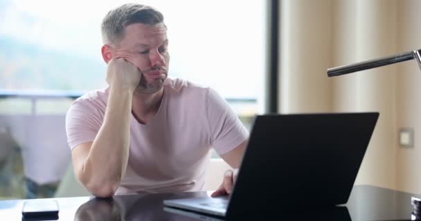 Üzülmüş Üzgün Adam Dizüstü Bilgisayara Bakıp Problem Çözmeyi Düşünüyor Bilgisayarda — Stok video