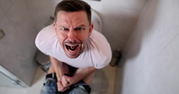 Hombre Sufre Diarrea Hemorroides Estreñimiento Sentado Inodoro Casa Emoción Dolor — Vídeos de Stock