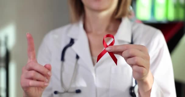 Hivとエイズの日の医師の手のシンボルで赤いリボン Hiv感染と治療の合併症 — ストック動画