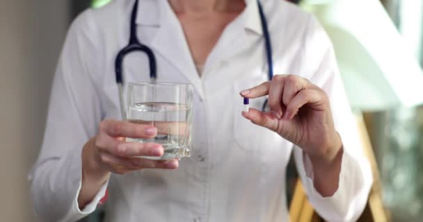 Mani Del Medico Dando Pillola Medica Bicchiere Acqua Regole Assunzione — Video Stock