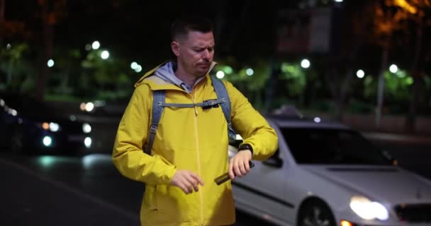 Hombre Insatisfecho Viajero Turístico Mira Reloj Pie Calle Emociones Espera — Vídeo de stock