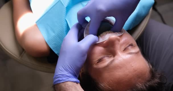 Mãos Dentista Luvas Boca Paciente Dentista Examina Cavidade Oral Paciente — Vídeo de Stock