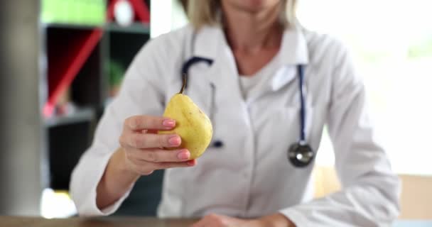 营养师手里拿着成熟的梨子 健康饮食和体重减轻 — 图库视频影像