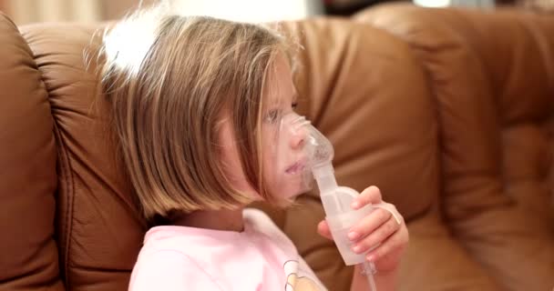 Hasta Çocuk Nebulizör Kullanarak Solunum Yapıyor Çocuklarda Bronşit Öksürüğü Astım — Stok video