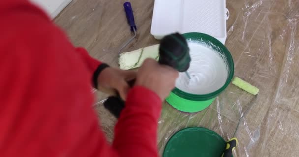Tamirci Mikser Kullanarak Boyayı Kovaya Karıştırıyor Yakın Çekim Filmi Yavaş — Stok video