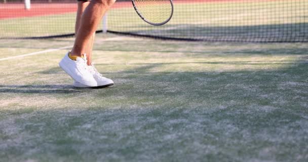 テニスコートのスニーカーを着た男の足 スポーツのためのスポーツシューズの選択 — ストック動画