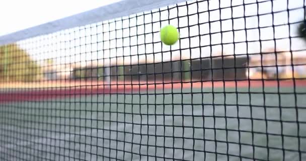 テニスボールはテニスコートでテニスネットに当たる センセーショナルな敗北テニス選手 — ストック動画