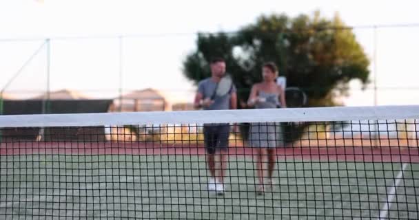 Tennisspelare Man Och Kvinna Kommunicera Efter Att Spelat Tennis Socialisera — Stockvideo
