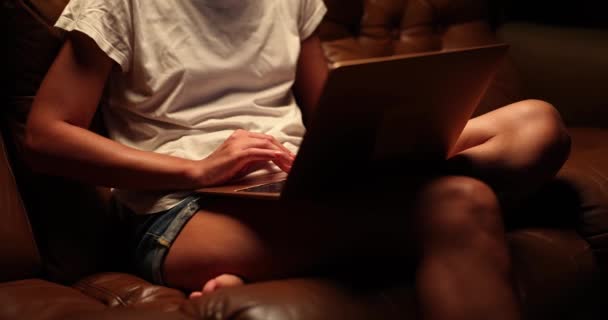 女性的手与笔记本电脑深夜在家里 加班和远程工作 — 图库视频影像