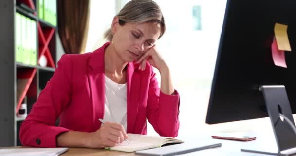 疲惫不堪的女人在工作场所打盹 超时疲劳和困倦 — 图库视频影像