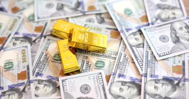 Guldtackor Och Amerikanska Sedlar Investeringar Guldlönsamma Finansiella Erbjudanden — Stockvideo