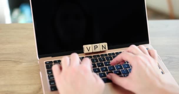 Wooden Cubes Inscription Vpn Hands Keyboard Free Vpn Proxy Anonymity — Vídeo de Stock