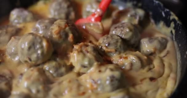 Смачні Домашні Фрикадельки Вершковим Соусом Каструлі Приготування Домашньої Їжі — стокове відео