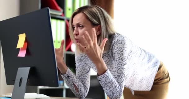 在网上阅读不良商业新闻时 惊慌失措的女人感到绝望 害怕紧张的女人看着电脑显示器 — 图库视频影像