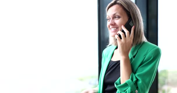 美しい成功した女性の肖像画は 携帯電話を使用してオフィスで働く呼び出しを行います リモートワークとビジネスパートナー相談 — ストック動画