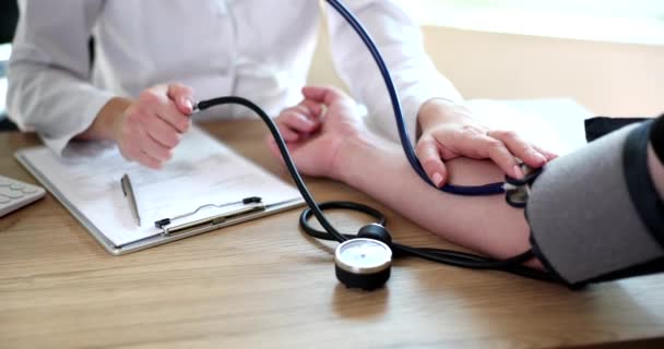 Closeup Doctor Checking Patient Blood Pressure Blood Pressure Monitoring Cardiac — Video Stock