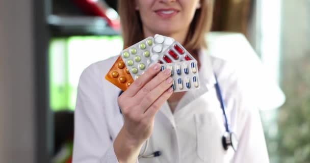 Läkarens Hand Håller Olika Piller Blisterförpackningen Val Narkotika — Stockvideo