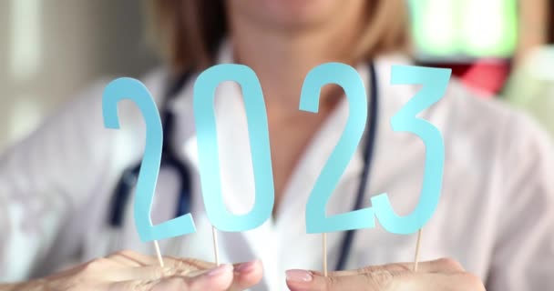 女医療法士心臓専門医は2023年を診療所としている 健康管理の新年とクリスマス — ストック動画