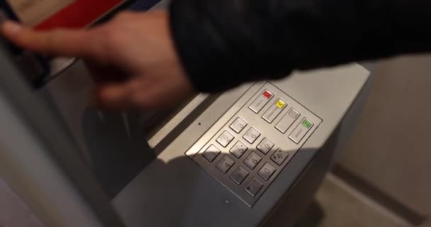 自动取款机输入密码的人员特写 现金和银行服务提款补充 — 图库视频影像