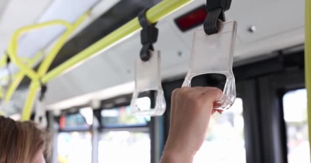 Люди Держатся Руки Поезде Автобусе Безопасность Транспорте — стоковое видео