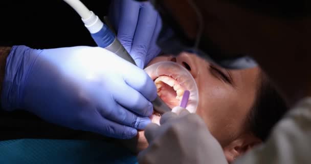 Kvinna Läkartid Behandlar Tänder Tandvårdskliniken Karies Behandling Och Tandblekning — Stockvideo