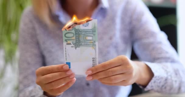 Woman Burns One Hundred Euros Office Inflation Financial Crisis Bankruptcy — Vídeo de stock