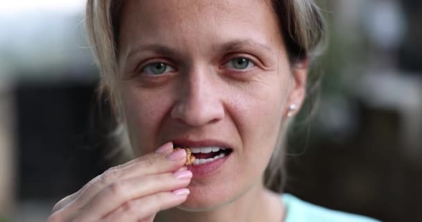 Κοντινό Πλάνο Μιας Όμορφης Γυναίκας Που Τρώει Καρύδια Φαρμακευτικές Ιδιότητες — Αρχείο Βίντεο