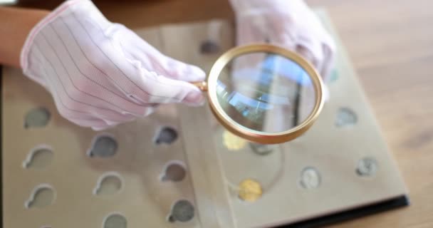 Νομισματολόγος Εξετάζει Νόμισμα Από Την Αρχαία Συλλογή Κατάλογος Κερμάτων Numismatics — Αρχείο Βίντεο