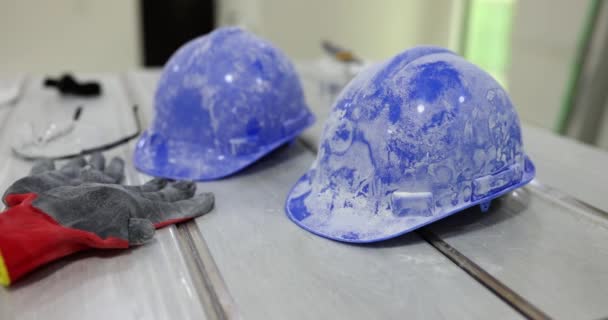 Δύο Μπλε Κράνη Και Γάντια Εργασίας Των Κατασκευαστών Υπηρεσίες Ανακαίνισης — Αρχείο Βίντεο