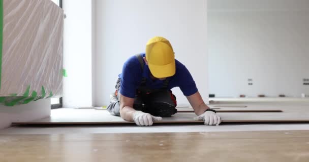 Master Builder Lägger Parkettgolv Laminat Närbild Handyman Set Trä Panel — Stockvideo