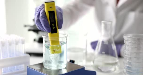 Chemist Measuring Acidity Liquid Glass Using Meter Lab Closeup Movie — Vídeos de Stock