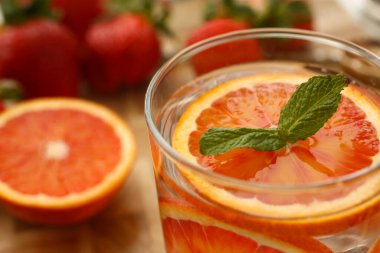 Yeşil nane ev yapılan kokteyl closeup kırmızı turuncu yumrukla ahşap arka plan üzerinde