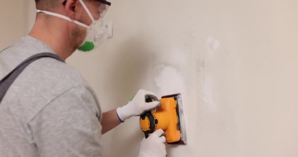 Home Improvement Worker Protective Mask Goggles Works Grinder Level Surface — Stockvideo