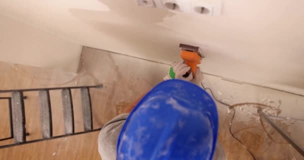 マシンの閉鎖で絵のための研削壁 家の修理や壁や天井を研削するための機械を置く後 — ストック動画