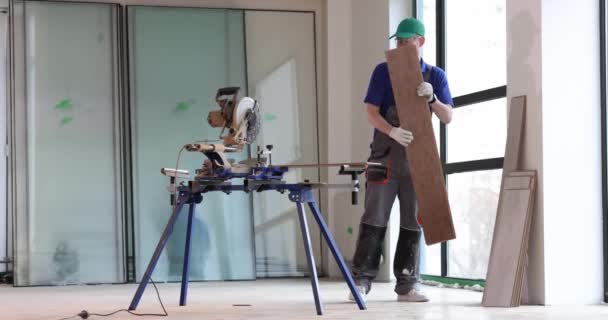 Male Carpenter Builder Prepares Laminate Cutting Electric Circular Saw Rules — Vídeo de Stock