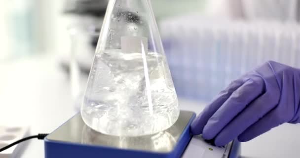 水とタブレットと液体攪拌機のフラスコ 研究室での医薬品の化学実験 — ストック動画