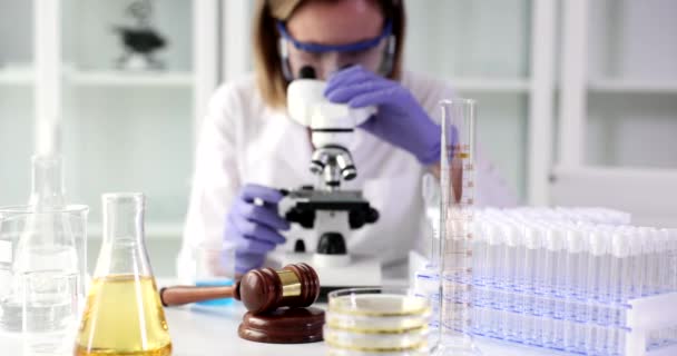 法医学者は顕微鏡を通して犯罪現場の証拠を調べます 法医学における顕微鏡の使用 — ストック動画
