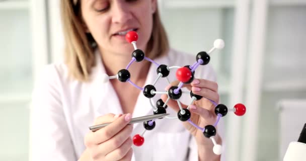 Female Scientist Looks Dna Mockup Laboratory Most Important Methods Molecular — 비디오
